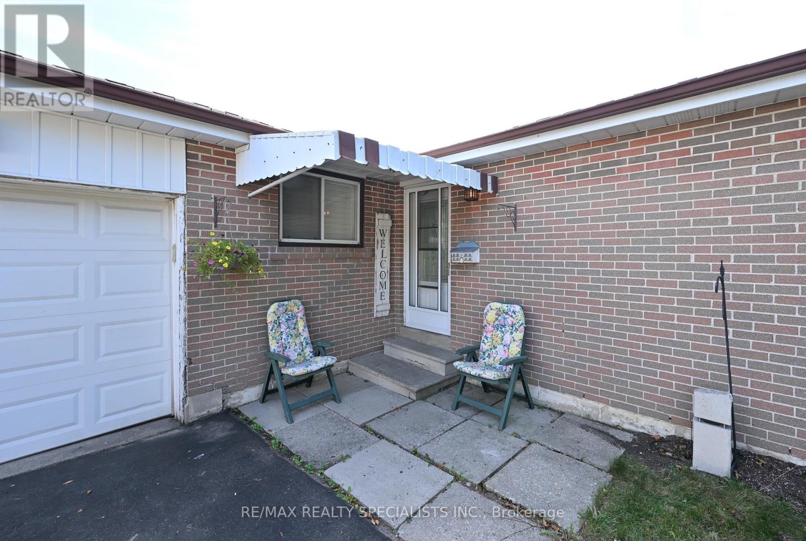 8 Beechwood Crescent, Brampton, Ontario  L6T 1Y1 - Photo 2 - W13230280