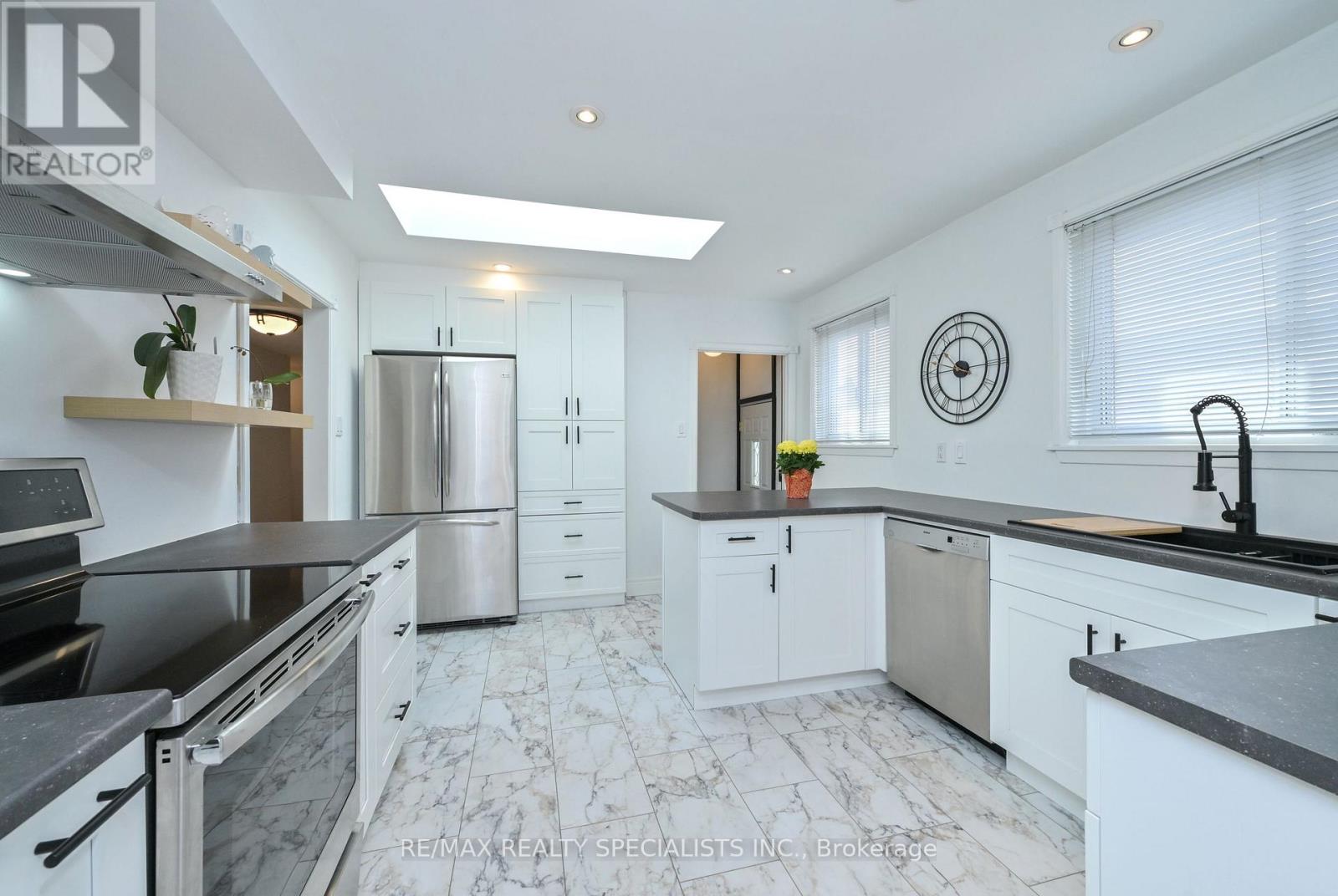 8 Beechwood Crescent, Brampton, Ontario  L6T 1Y1 - Photo 7 - W13230280