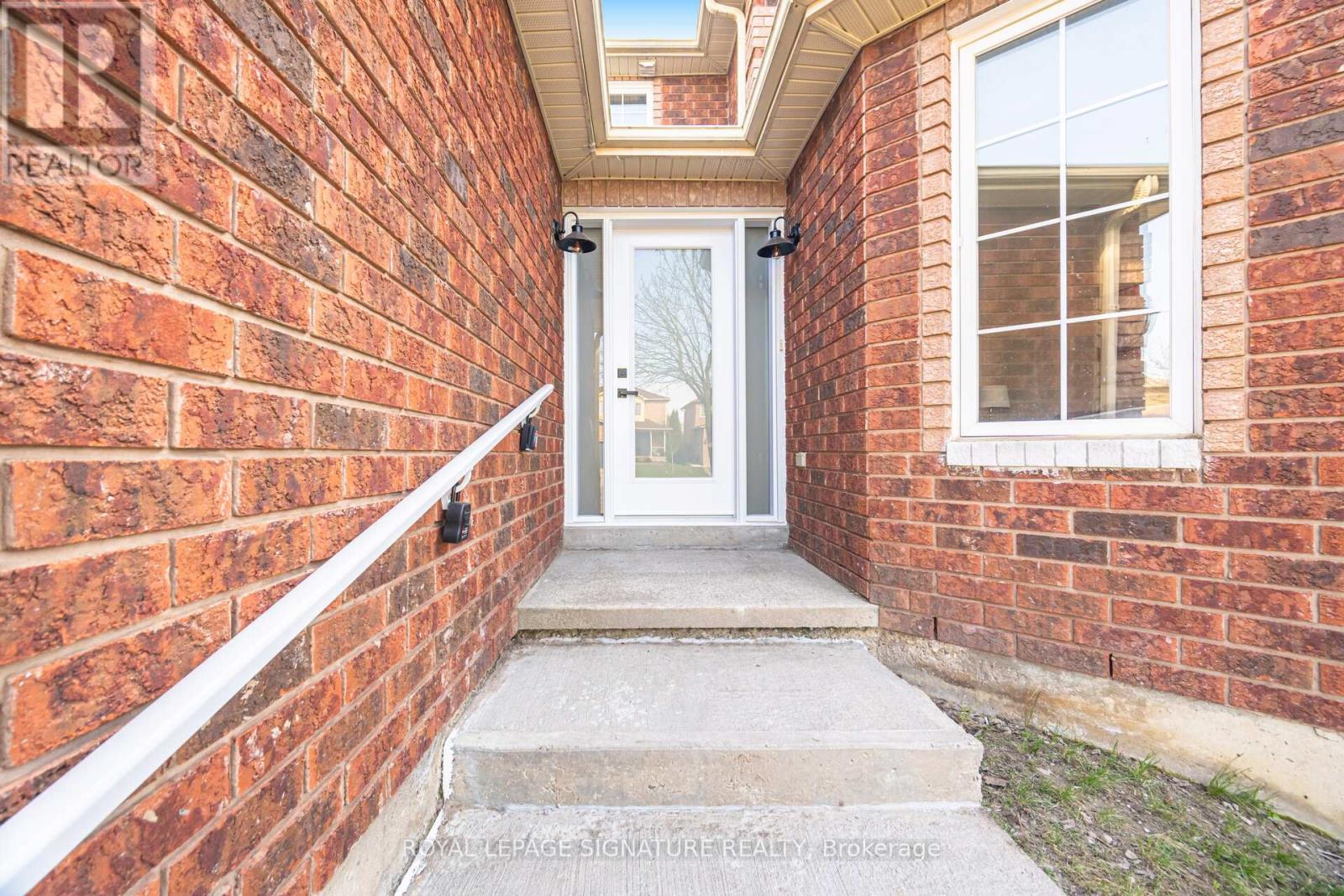 11 Wessenger Drive, Barrie, Ontario  L4N 8R8 - Photo 2 - S13230700