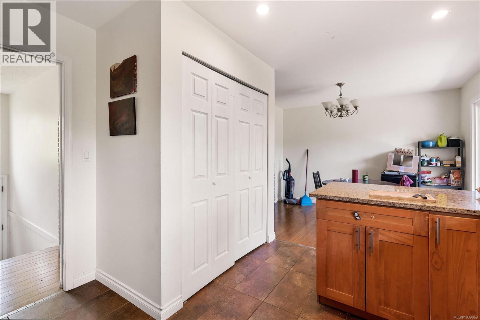 4094 Dawnview Cres, Saanich, British Columbia  V8N 5K1 - Photo 15 - 1039069