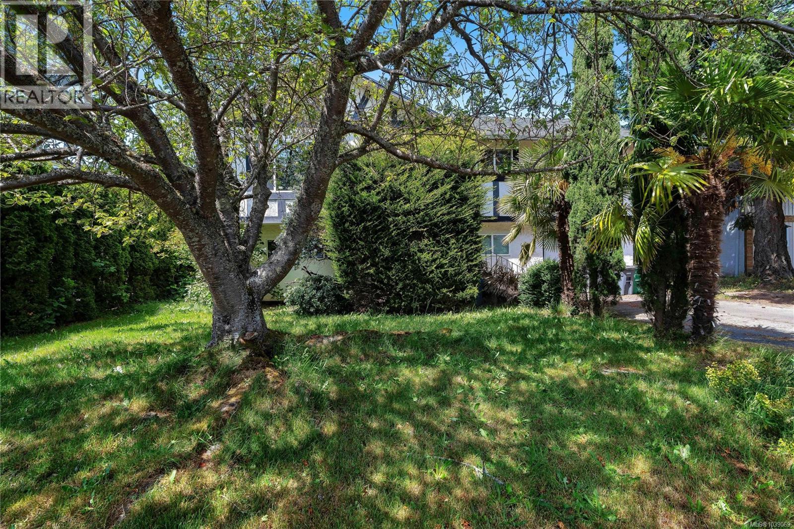 4094 Dawnview Cres, Saanich, British Columbia  V8N 5K1 - Photo 2 - 1039069
