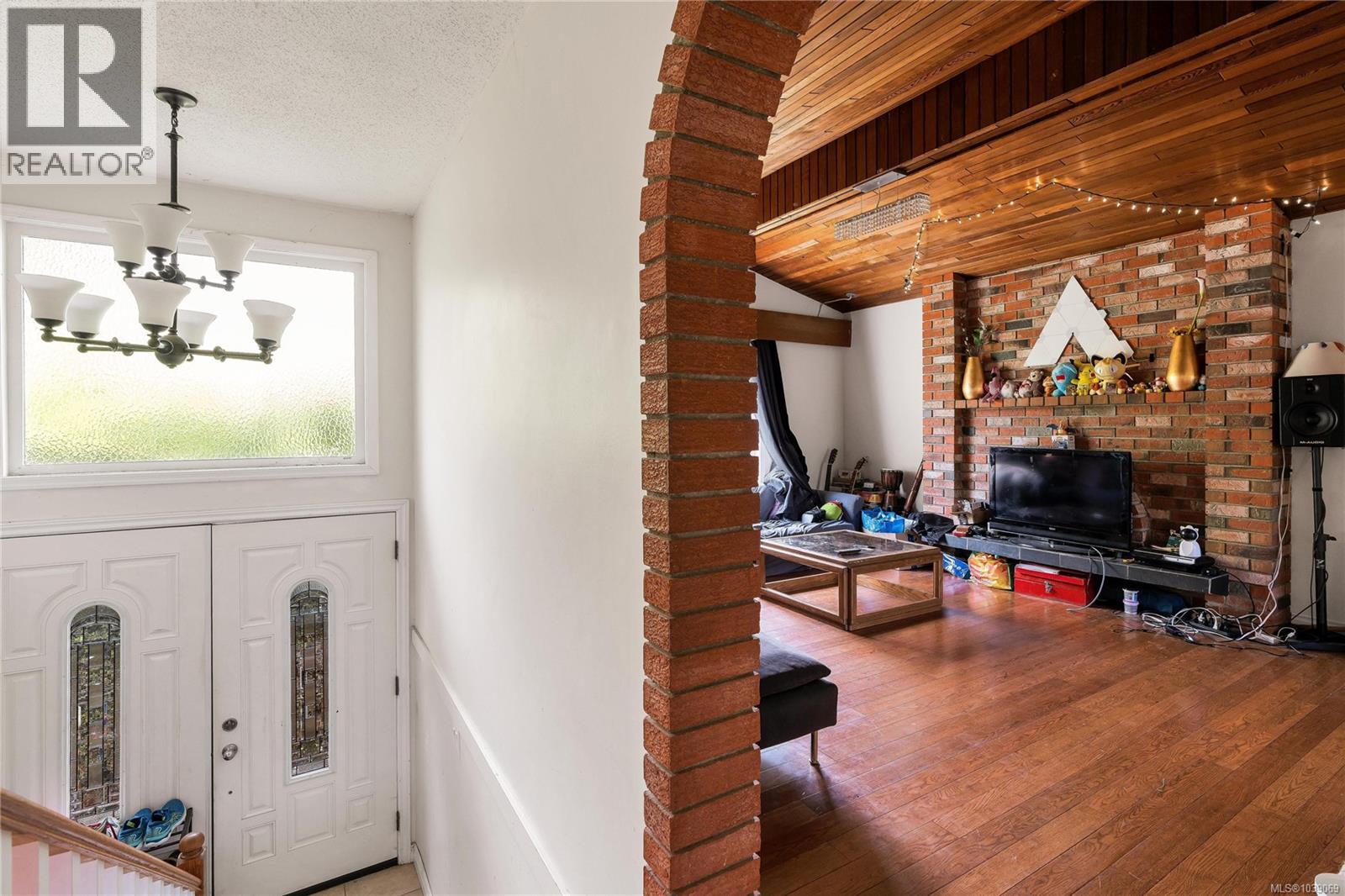 4094 Dawnview Cres, Saanich, British Columbia  V8N 5K1 - Photo 5 - 1039069