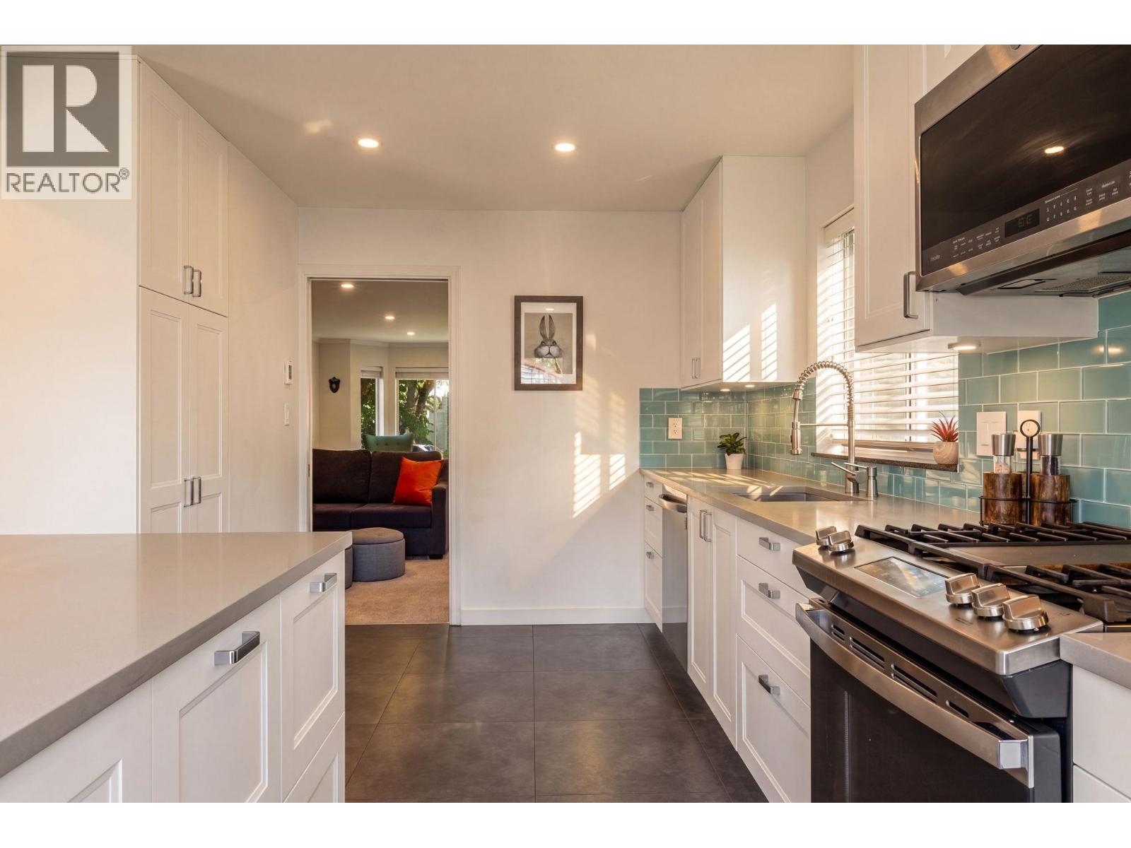 2950 W 15th Avenue, Vancouver, British Columbia  V6K 3A3 - Photo 14 - R3131205
