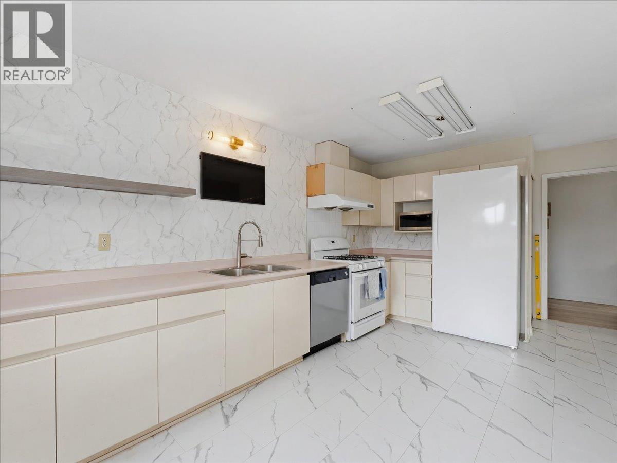 8071 Greenlake Place, Burnaby, British Columbia  V5A 3N5 - Photo 14 - R3131226