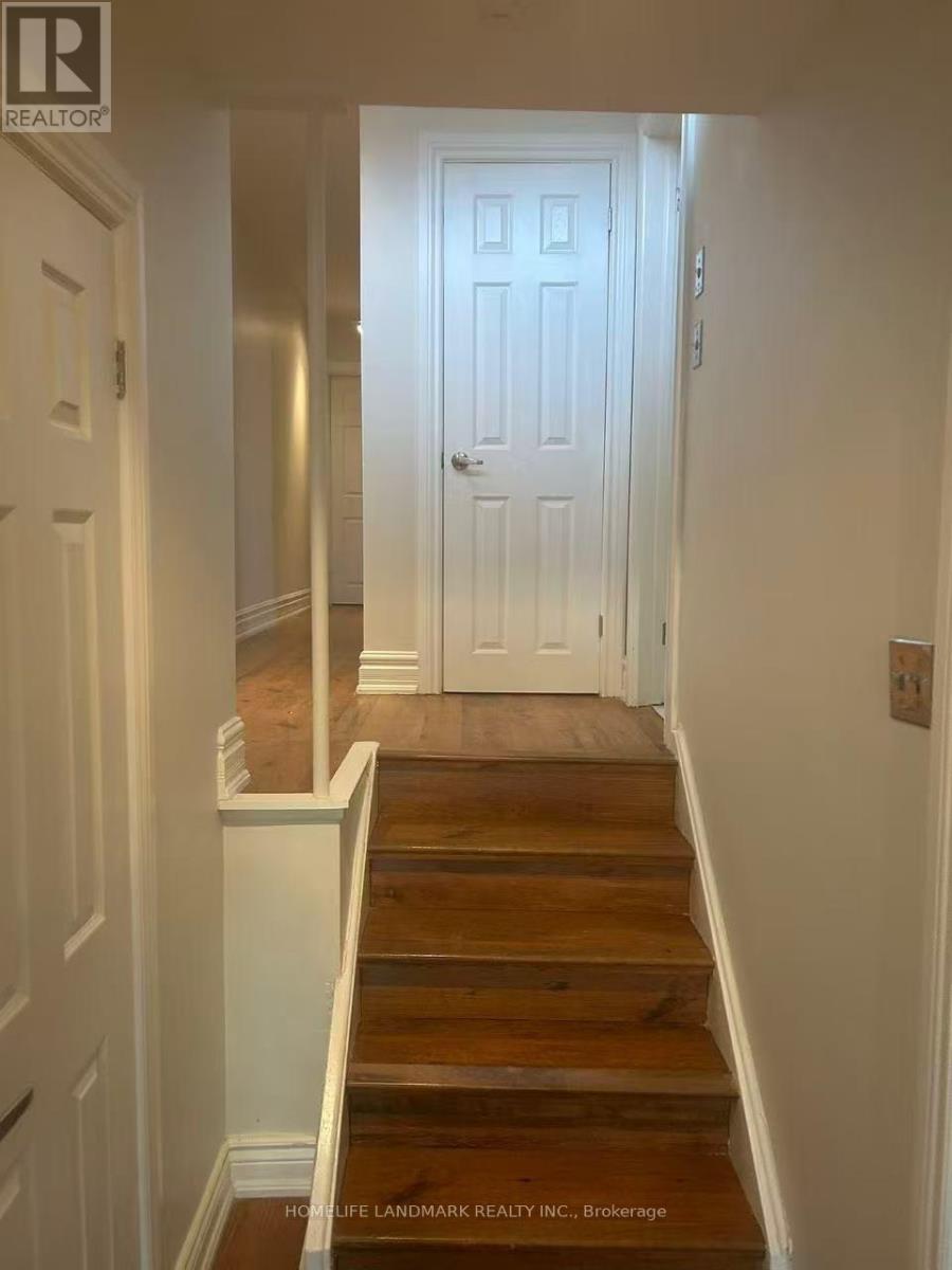 Upper - 213 Kenilworth Avenue, Toronto, Ontario  M4L 3S7 - Photo 10 - E13230932