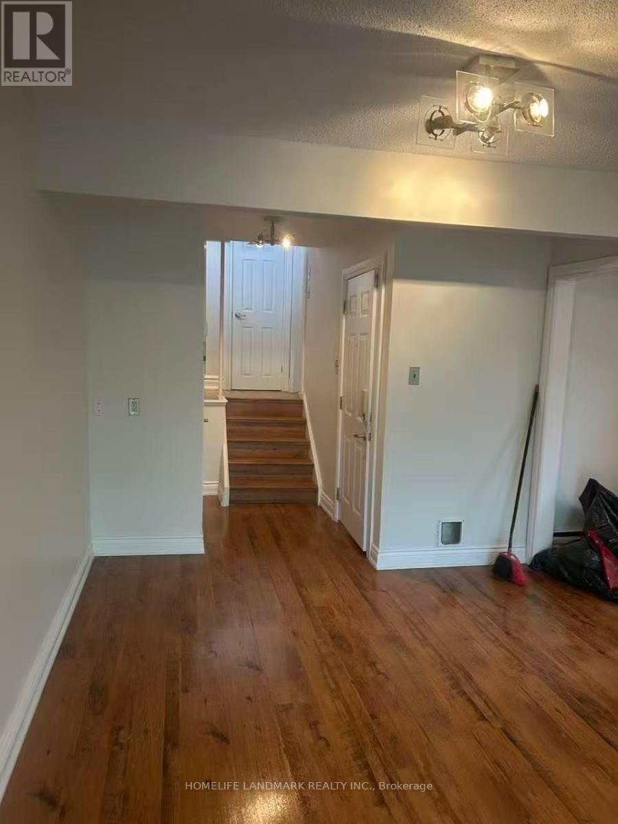 Upper - 213 Kenilworth Avenue, Toronto, Ontario  M4L 3S7 - Photo 11 - E13230932