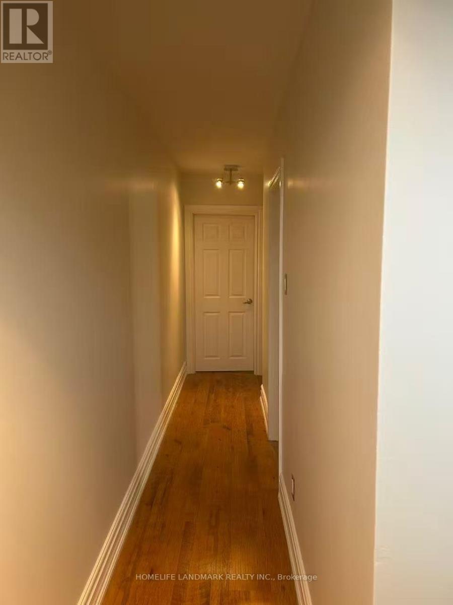 Upper - 213 Kenilworth Avenue, Toronto, Ontario  M4L 3S7 - Photo 3 - E13230932