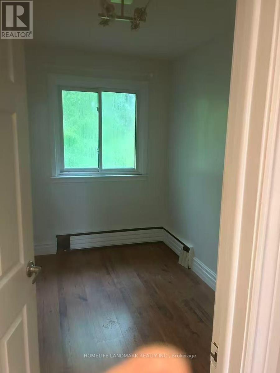 Upper - 213 Kenilworth Avenue, Toronto, Ontario  M4L 3S7 - Photo 4 - E13230932