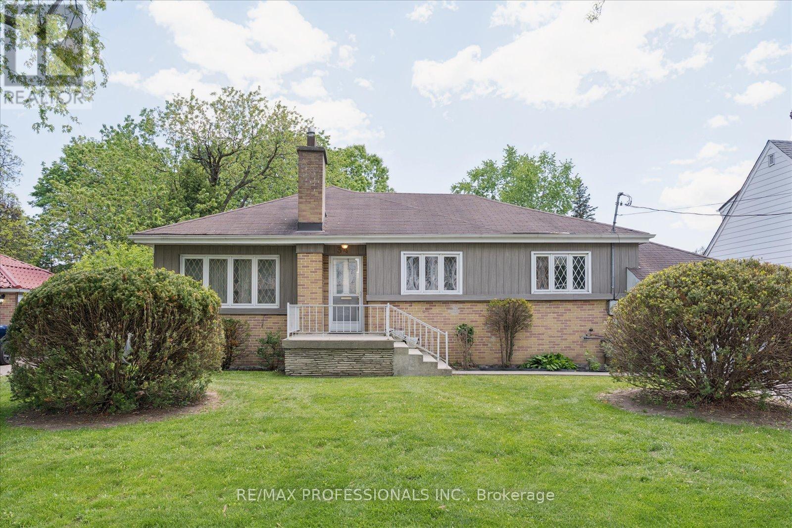 34 Harding Boulevard, Richmond Hill, Ontario  L4C 1S8 - Photo 2 - N13231022