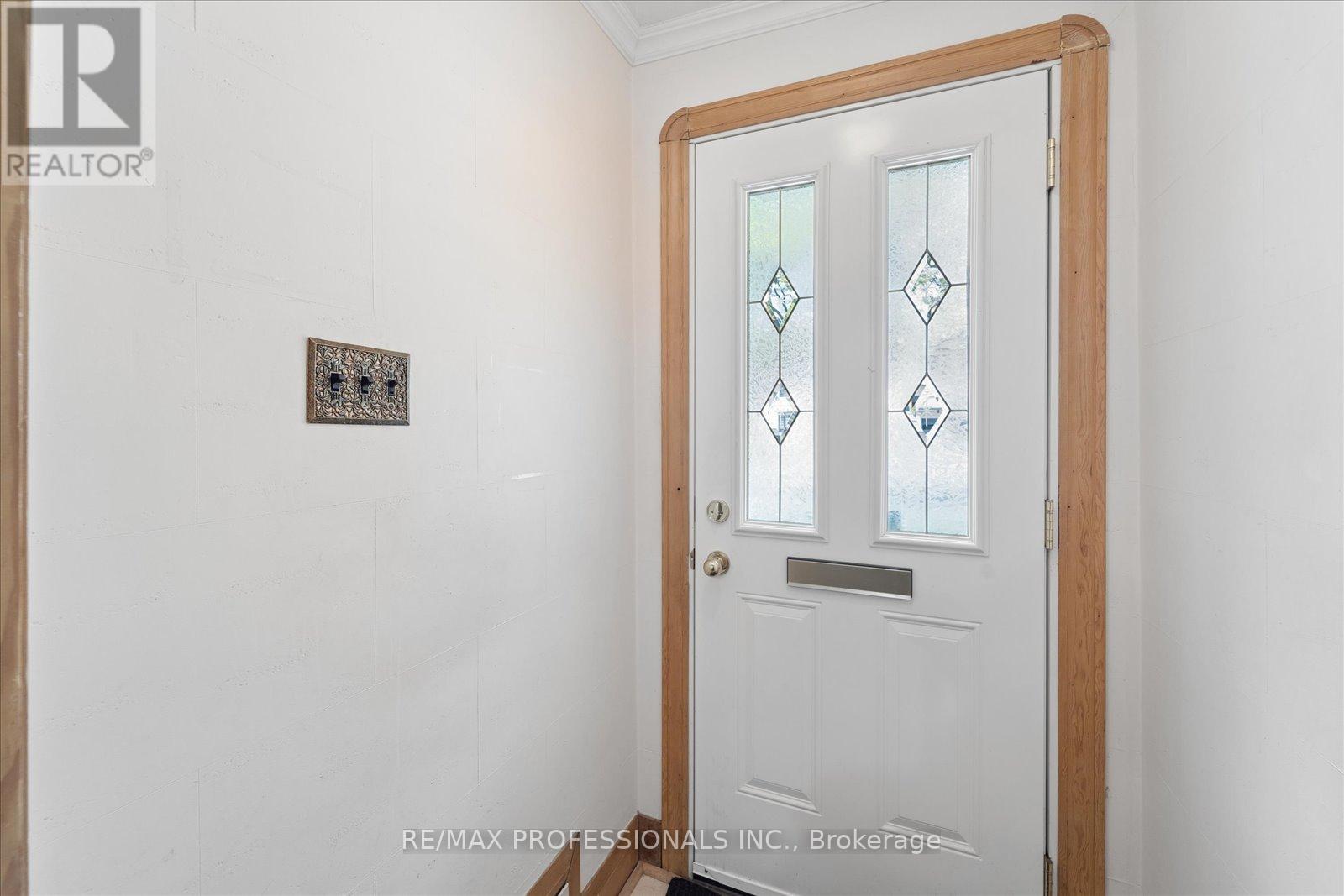 34 Harding Boulevard, Richmond Hill, Ontario  L4C 1S8 - Photo 4 - N13231022