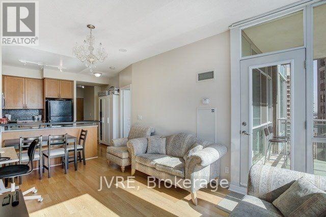 2210 - 3939 Duke Of York Boulevard, Mississauga, Ontario  L5B 4N2 - Photo 3 - W13231058
