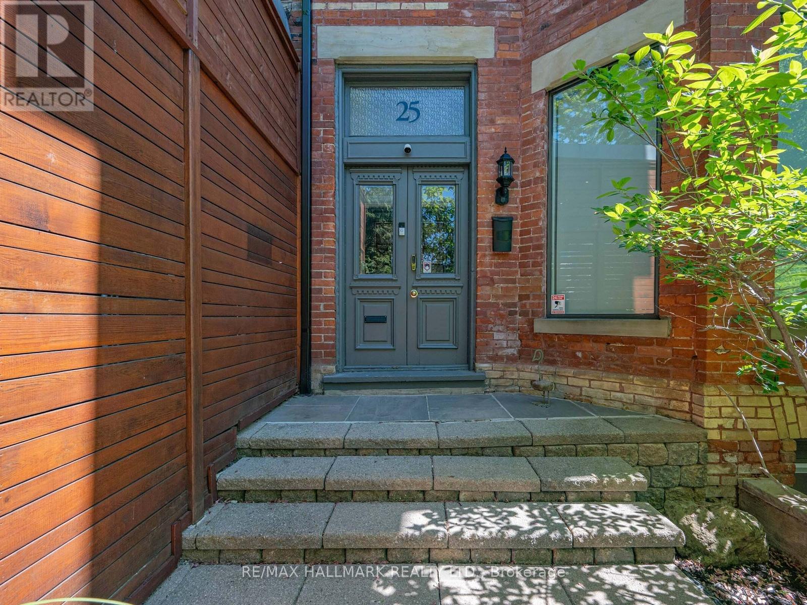 25 Grange Avenue, Toronto, Ontario  M5T 1C6 - Photo 3 - C13231124