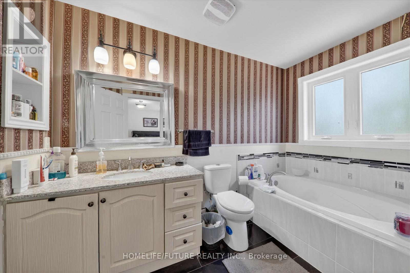 731 Swan Place, Pickering, Ontario  L1X 2V7 - Photo 8 - E13219476