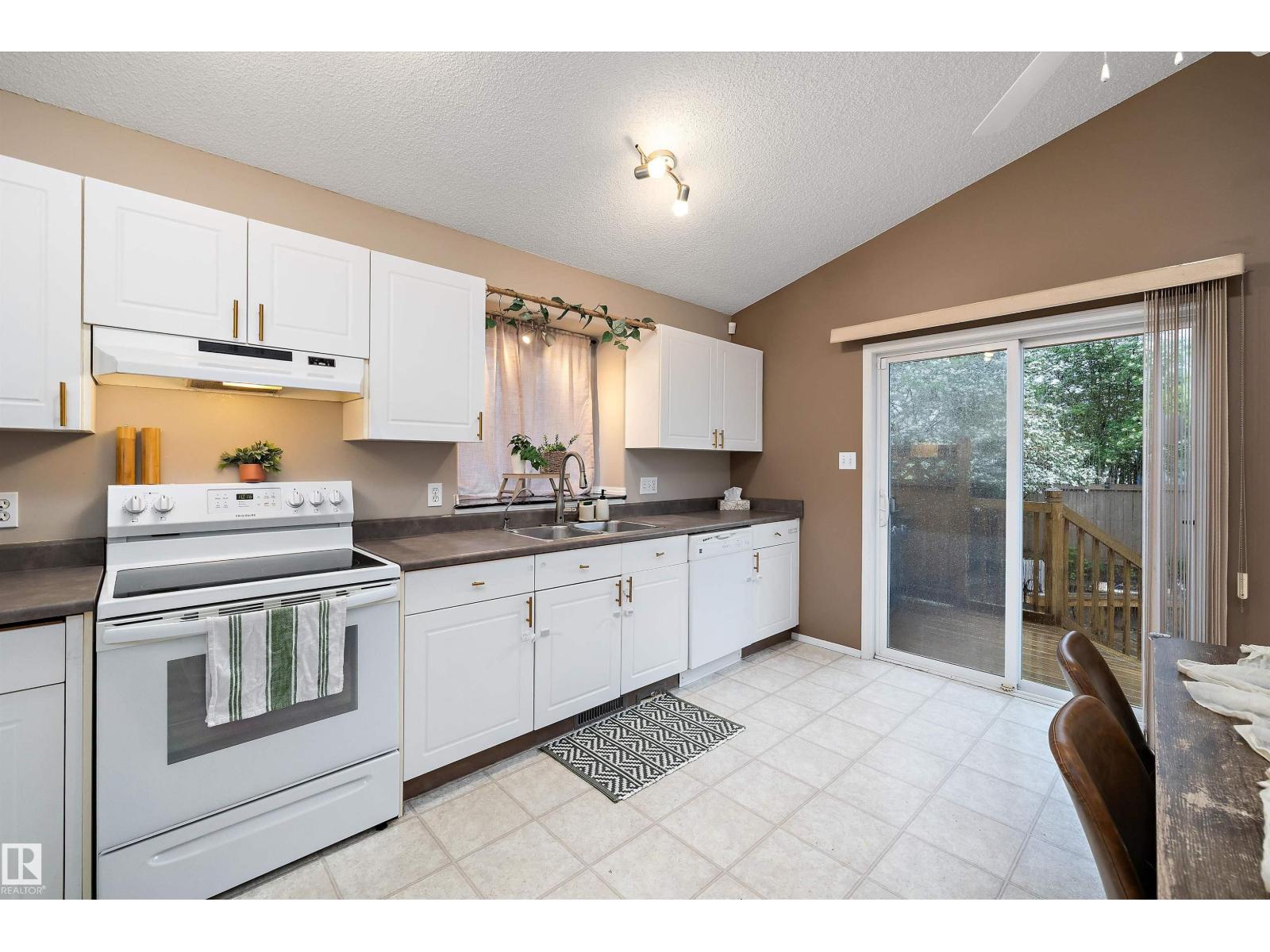 9210 163 Av Nw, Edmonton, Alberta  T5Z 3M8 - Photo 15 - E4491362
