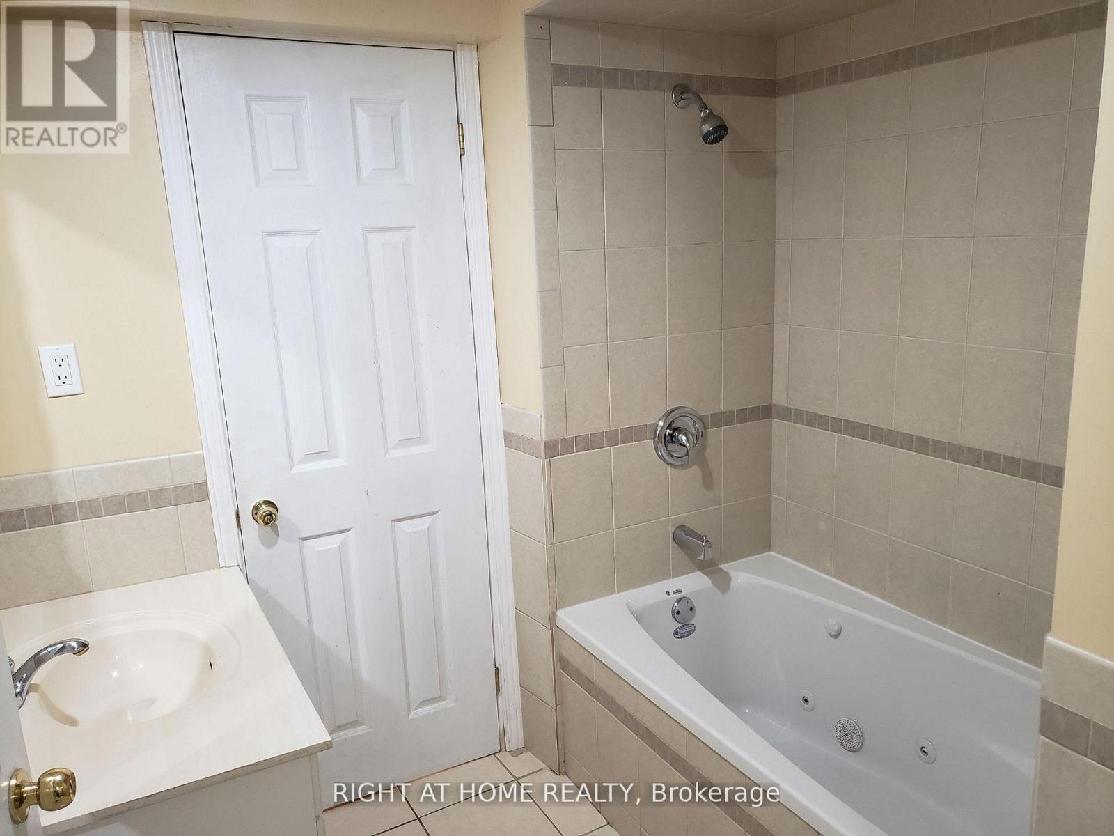 29 Ravenview Drive, Toronto, Ontario  M1E 3L9 - Photo 8 - E13231112