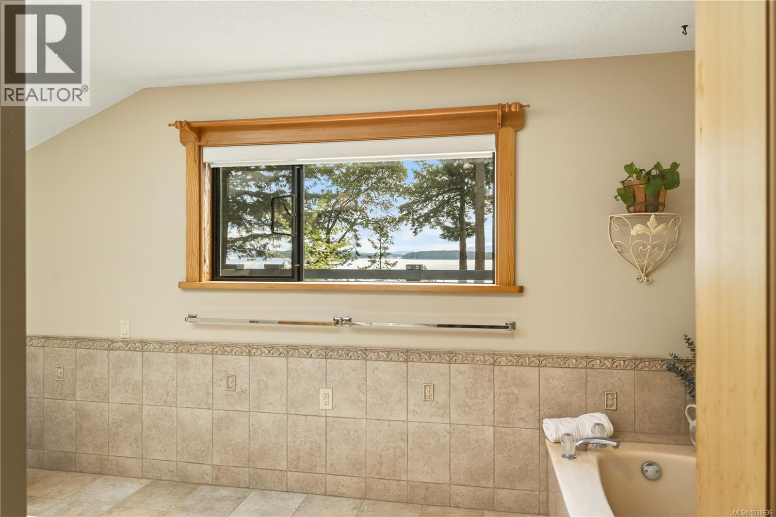 2070 Cooper Rd, Gabriola Island, British Columbia  V0R 1X7 - Photo 33 - 1038636