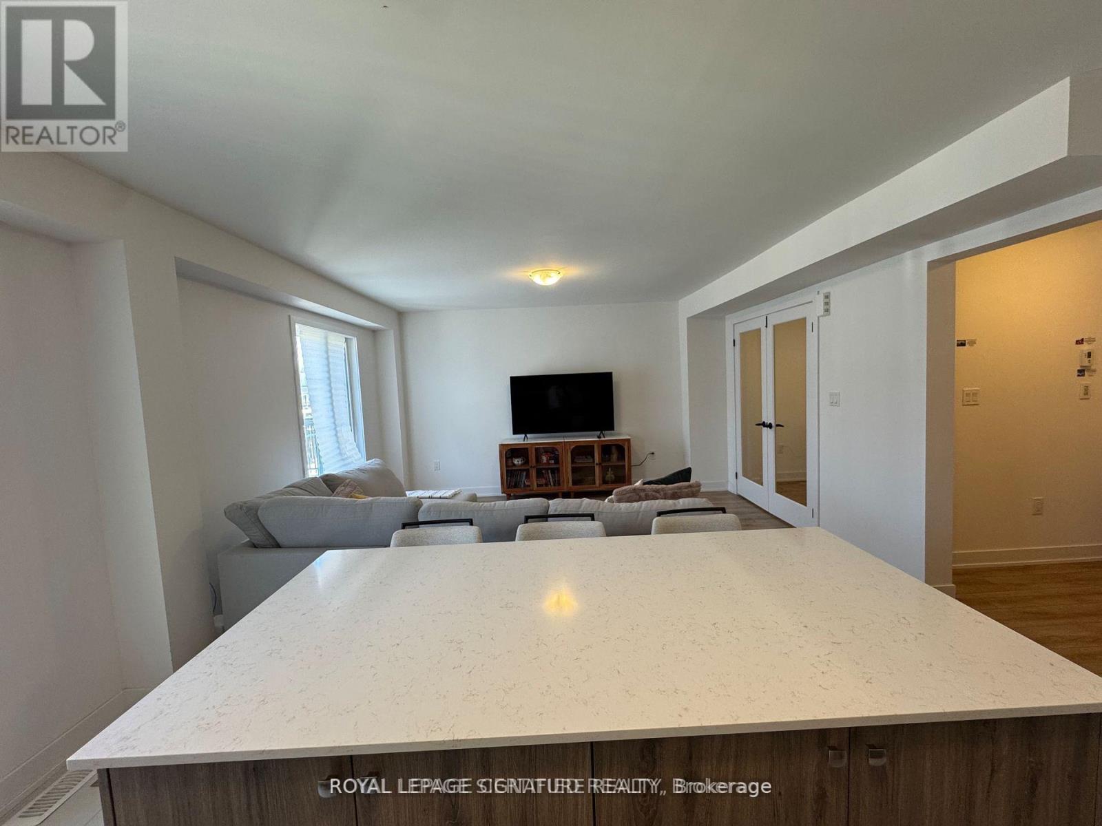 36 Silo Mews, Barrie, Ontario  L9J 0V3 - Photo 2 - S13231368