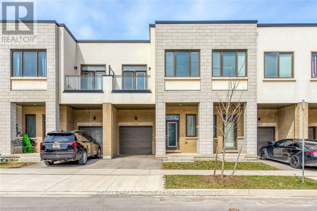 209 Fowley Drive, Oakville, Ontario  L6H 7C3 - Photo 2 - W13231314