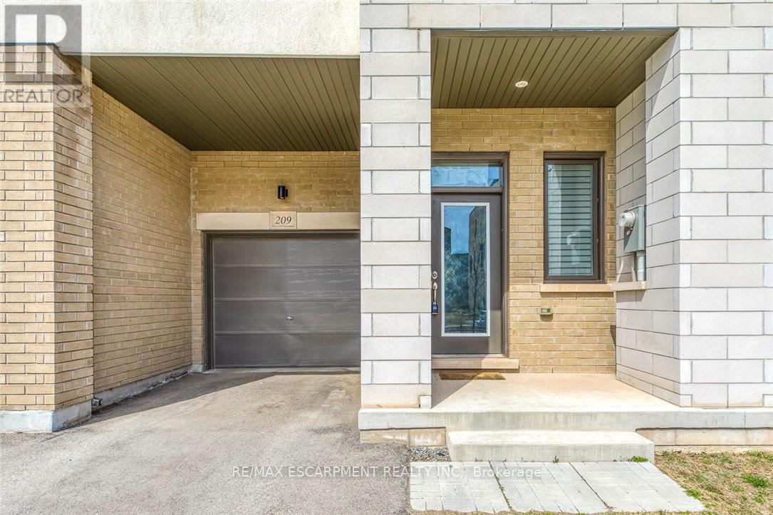 209 Fowley Drive, Oakville, Ontario  L6H 7C3 - Photo 3 - W13231314