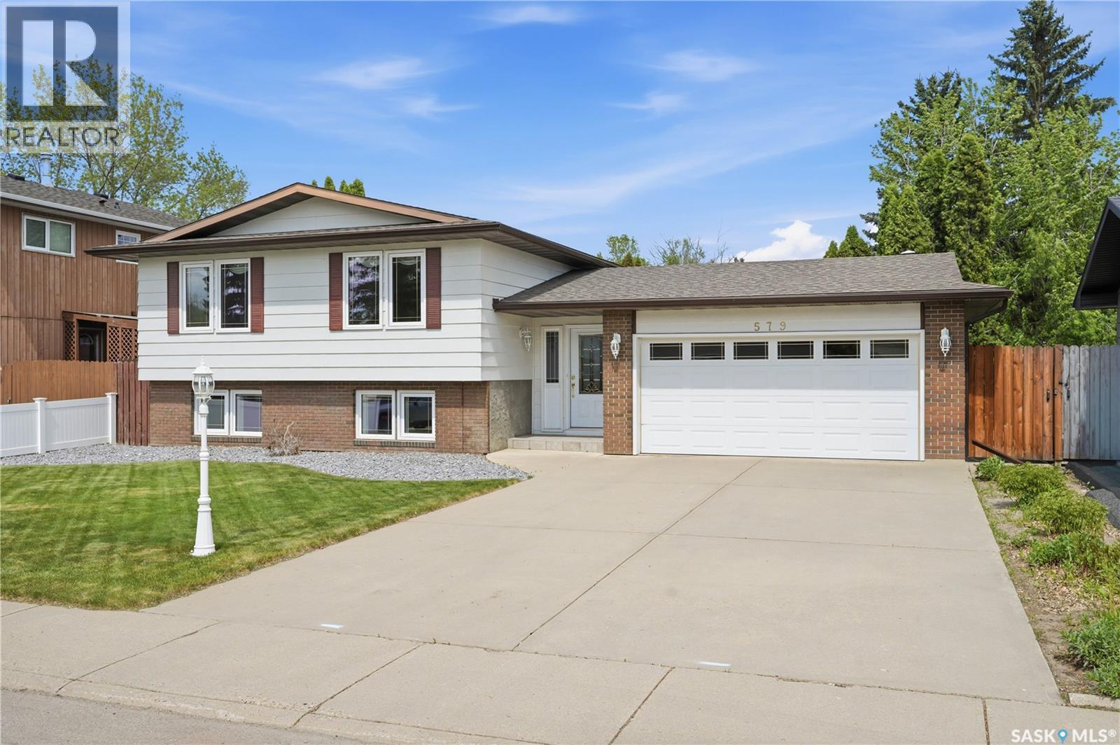 579 Tobin Crescent, Saskatoon, Saskatchewan  S7K 4N9 - Photo 1 - SK037698