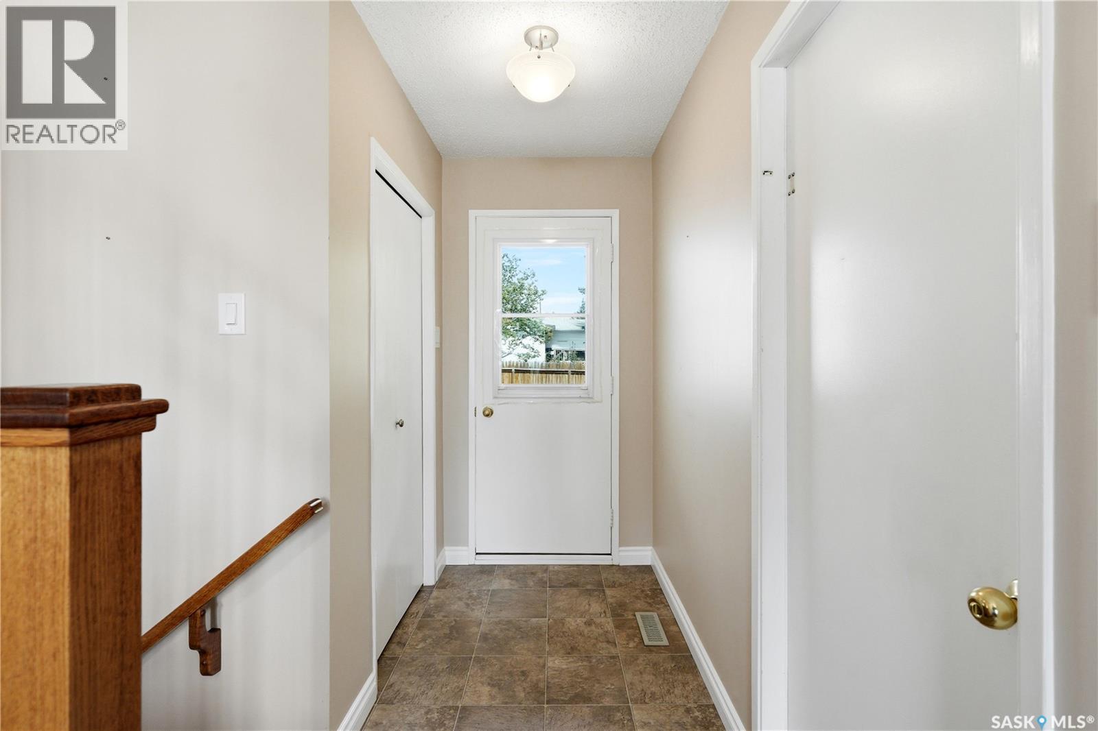 579 Tobin Crescent, Saskatoon, Saskatchewan  S7K 4N9 - Photo 3 - SK037698