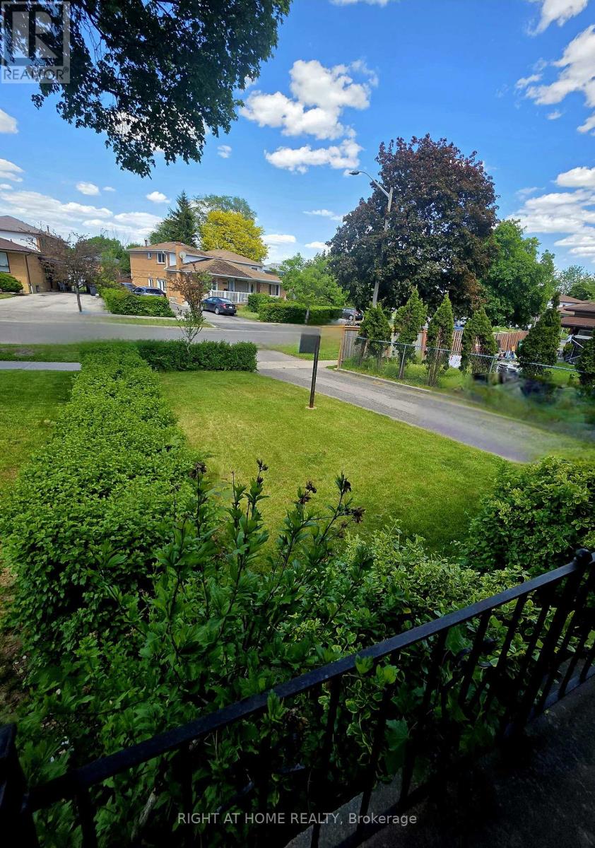 3556 Monica Drive, Mississauga, Ontario  L4T 2E5 - Photo 3 - W13231374