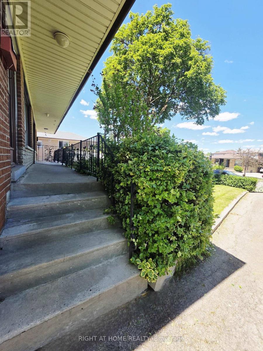 3556 Monica Drive, Mississauga, Ontario  L4T 2E5 - Photo 6 - W13231374
