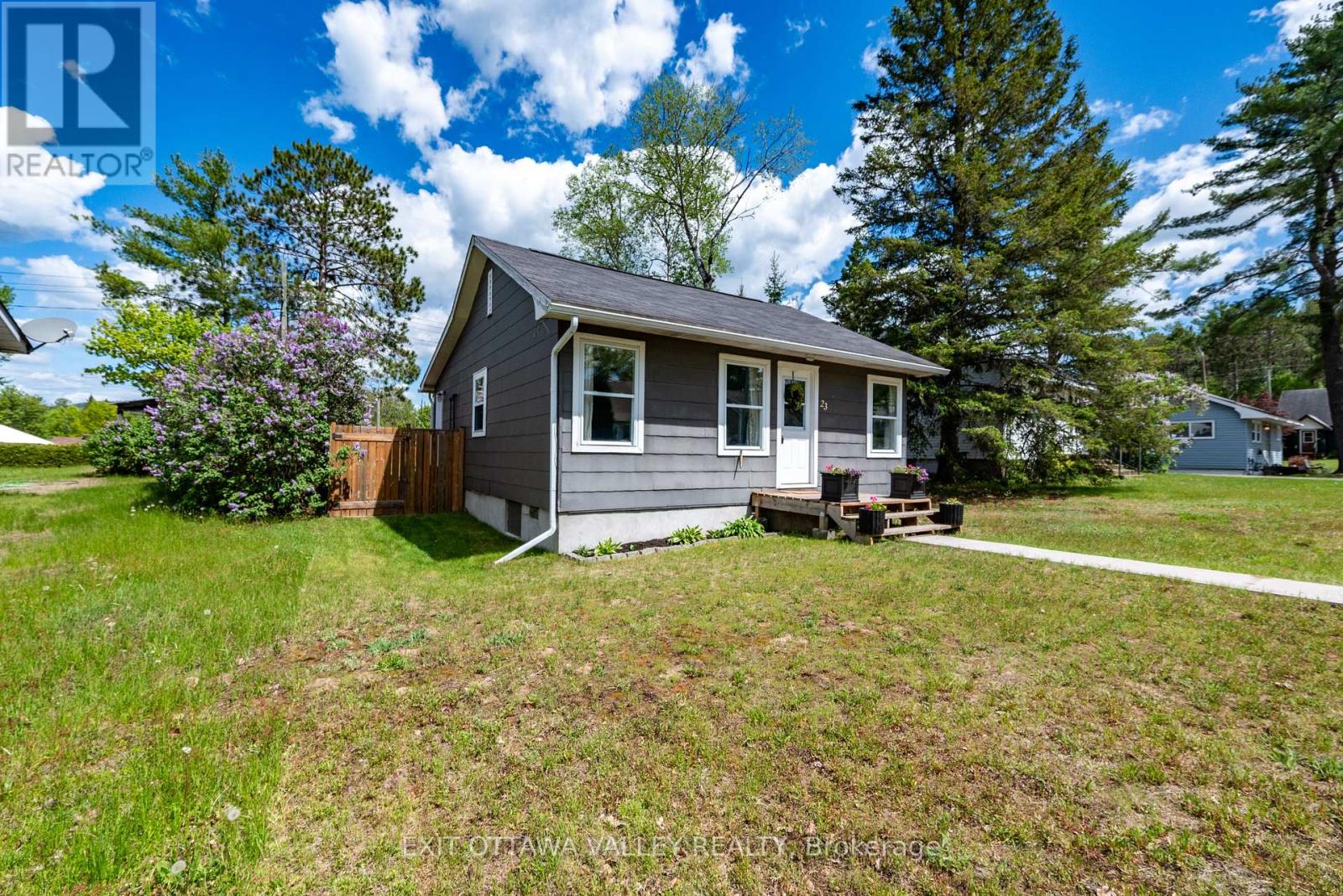23 Summit Street, Deep River, Ontario  K0J 1P0 - Photo 2 - X13231496