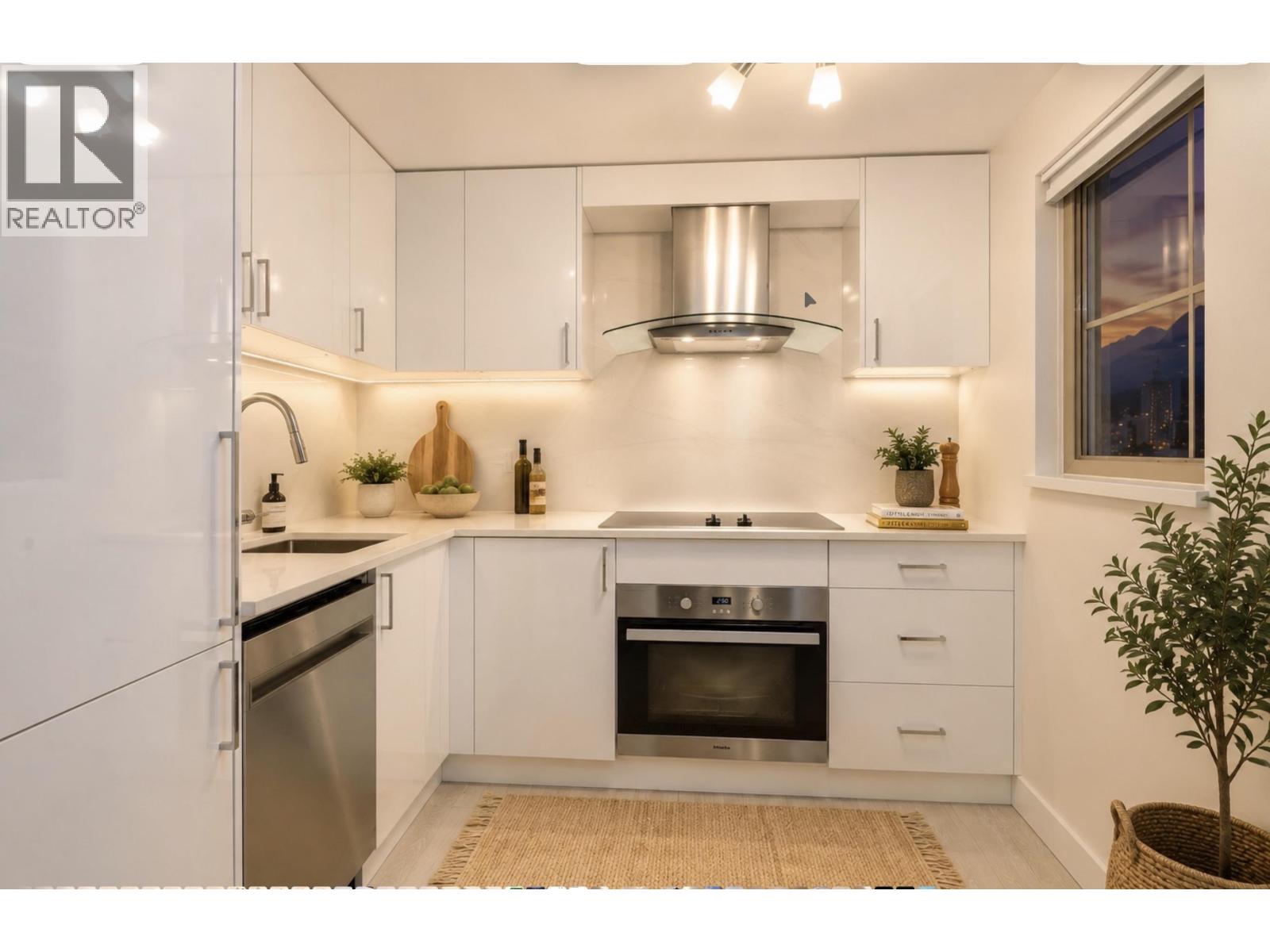 1604 121 W 15th Street, North Vancouver, British Columbia  V7M 1R8 - Photo 4 - R3131439