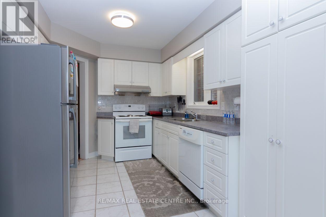 3335 Edgewood Place, Burlington, Ontario  L7M 4N1 - Photo 10 - W13231518