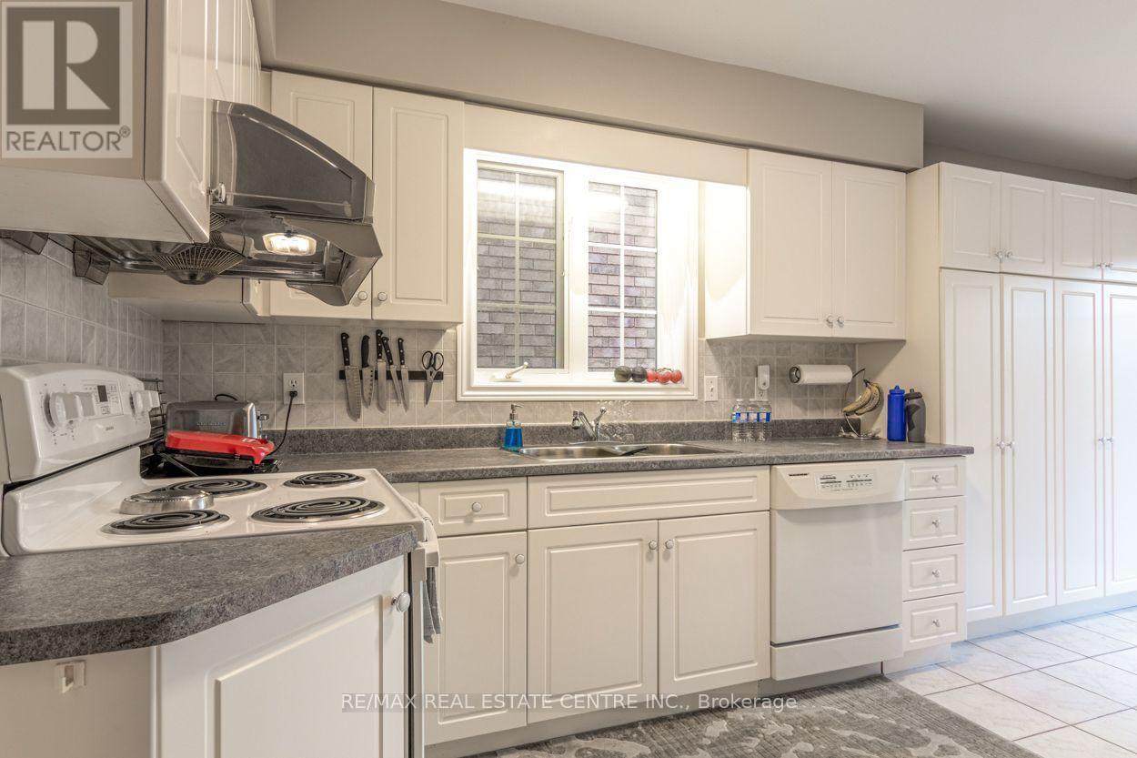 3335 Edgewood Place, Burlington, Ontario  L7M 4N1 - Photo 11 - W13231518