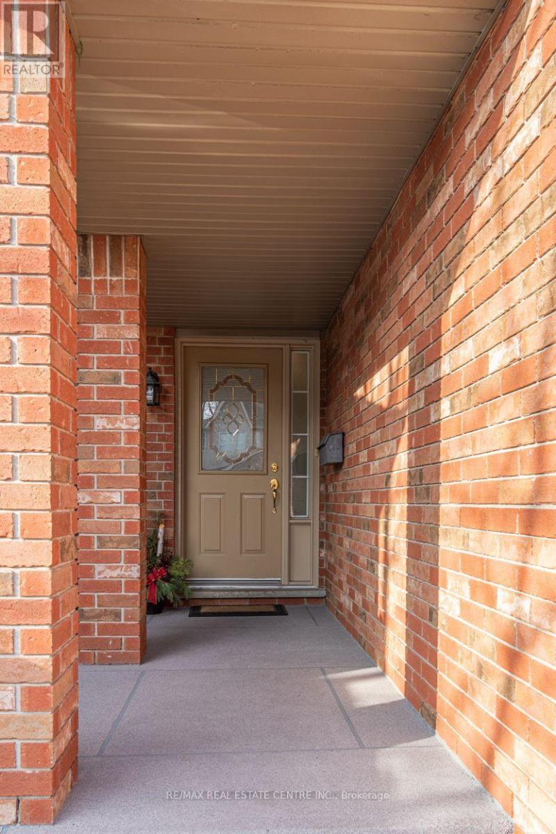3335 Edgewood Place, Burlington, Ontario  L7M 4N1 - Photo 2 - W13231518