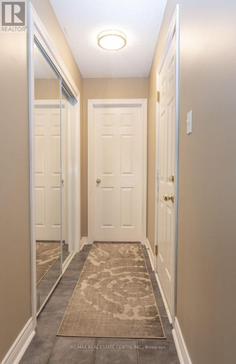 3335 Edgewood Place, Burlington, Ontario  L7M 4N1 - Photo 4 - W13231518