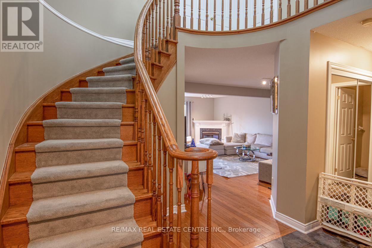 3335 Edgewood Place, Burlington, Ontario  L7M 4N1 - Photo 5 - W13231518