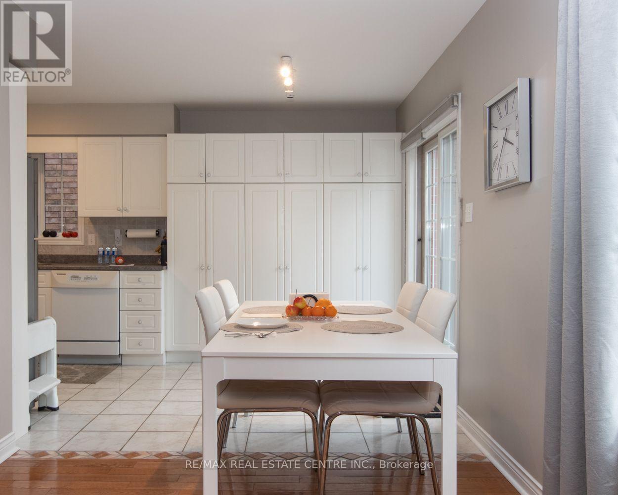 3335 Edgewood Place, Burlington, Ontario  L7M 4N1 - Photo 9 - W13231518