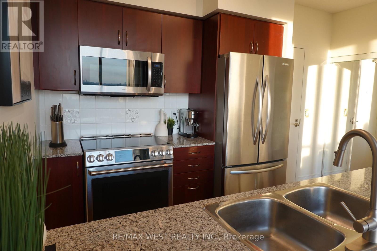 3302 - 2240 Lake Shore Boulevard W, Toronto, Ontario  M8V 0B1 - Photo 5 - W12999964