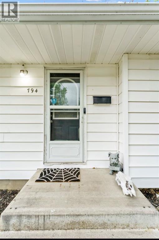 794 Black Boulevard Nw, Medicine Hat, Alberta  T1A 7B4 - Photo 2 - A2314804