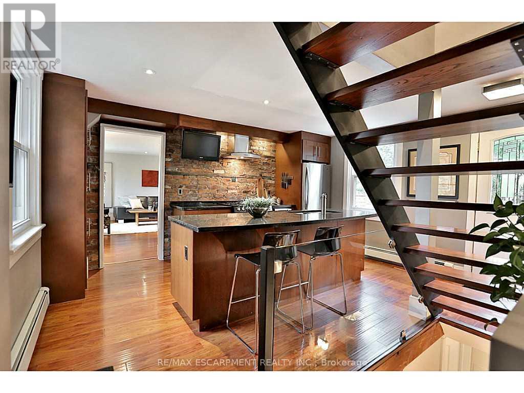 1276 Spring Gardens Road, Burlington, Ontario  L7T 1J8 - Photo 2 - W13231632