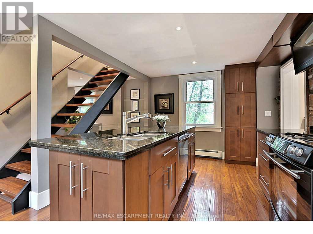 1276 Spring Gardens Road, Burlington, Ontario  L7T 1J8 - Photo 3 - W13231632