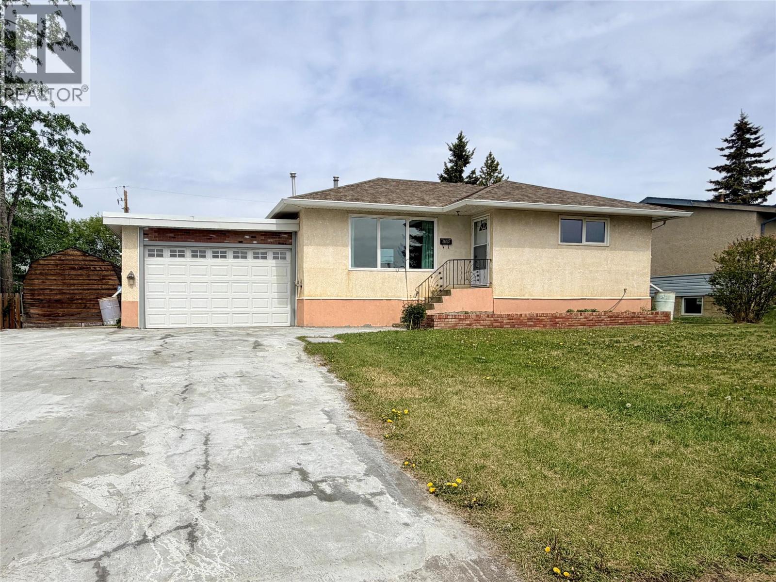 1008 95 Avenue, Dawson Creek, British Columbia  V1G 1C8 - Photo 2 - 10389964