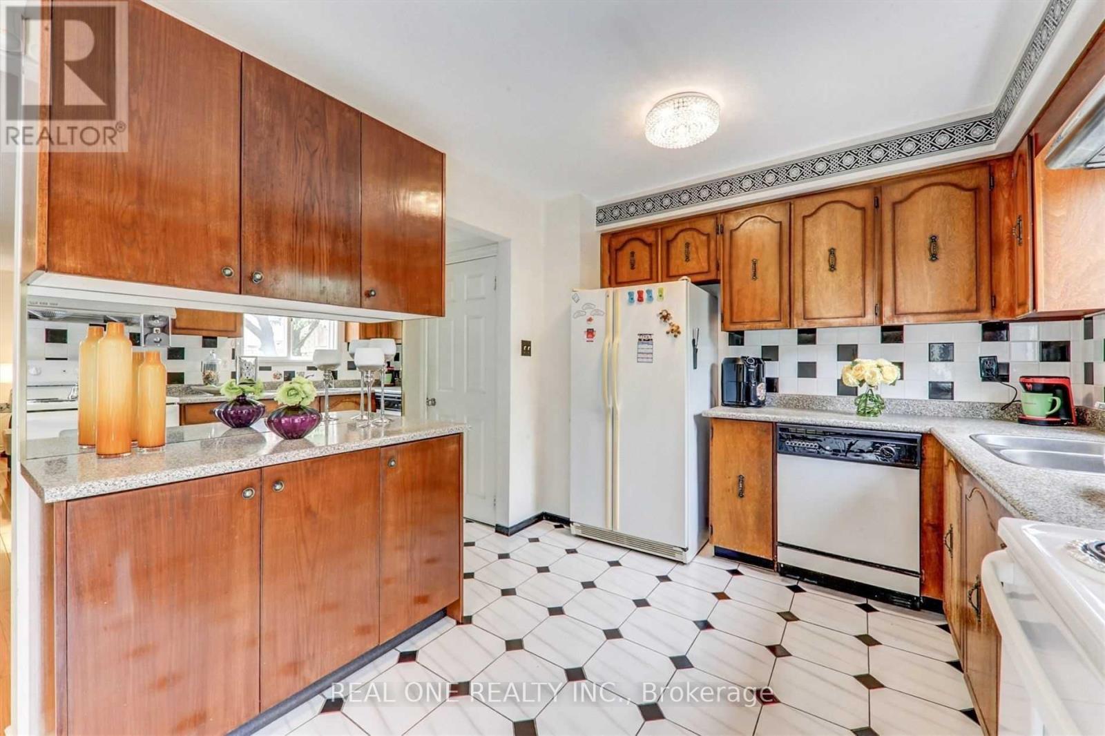 2 Maitland Drive, Markham, Ontario  L3R 4M7 - Photo 6 - N13231720