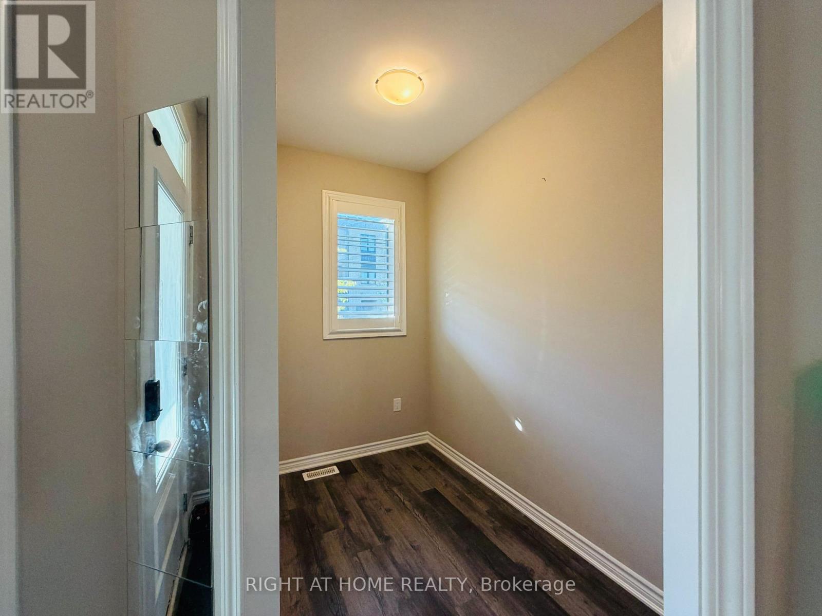 567 Bellflower Court, Milton, Ontario  L9E 1W5 - Photo 2 - W13231750