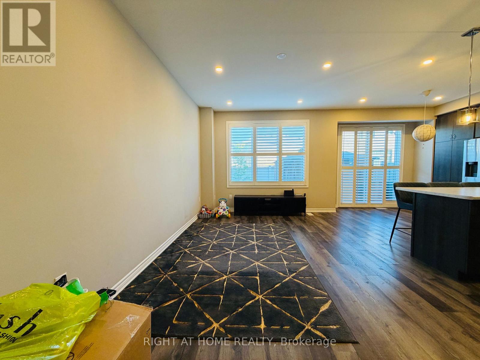 567 Bellflower Court, Milton, Ontario  L9E 1W5 - Photo 4 - W13231750