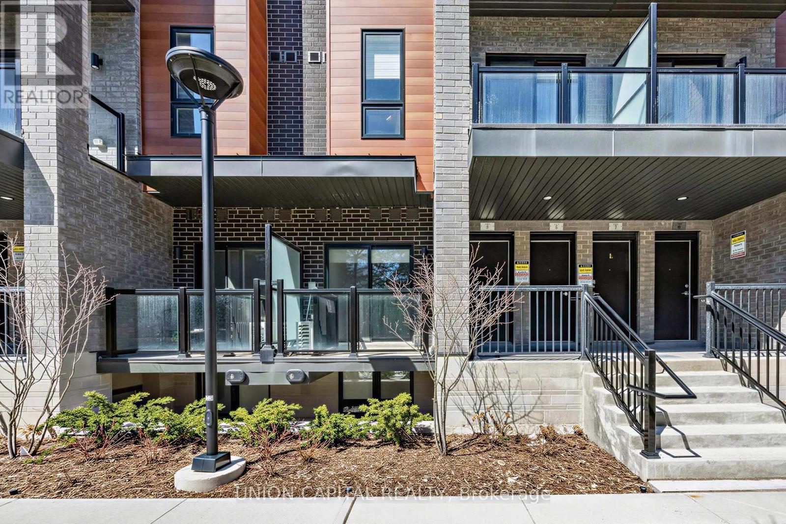 9 - 26 LYTHAM GREEN CIRCLE, Newmarket, Ontario