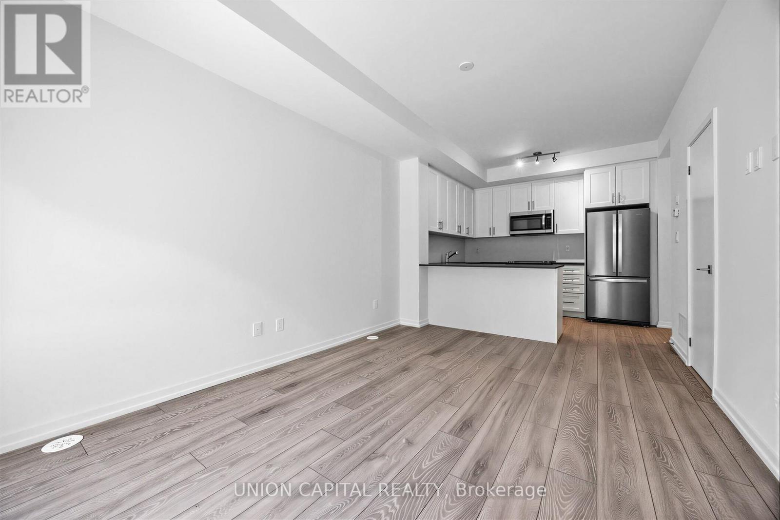 9 - 26 Lytham Green Circle, Newmarket, Ontario  L3Y 0H5 - Photo 4 - N13231974