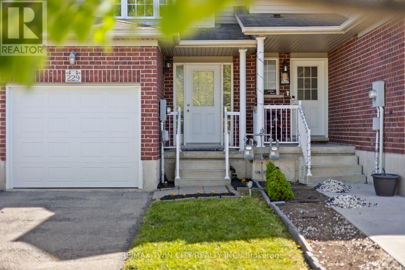 229 Parkvale Drive, Kitchener, Ontario  N2R 1Y8 - Photo 2 - X13231922