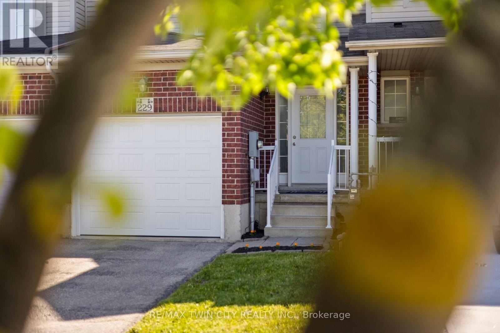 229 Parkvale Drive, Kitchener, Ontario  N2R 1Y8 - Photo 3 - X13231922