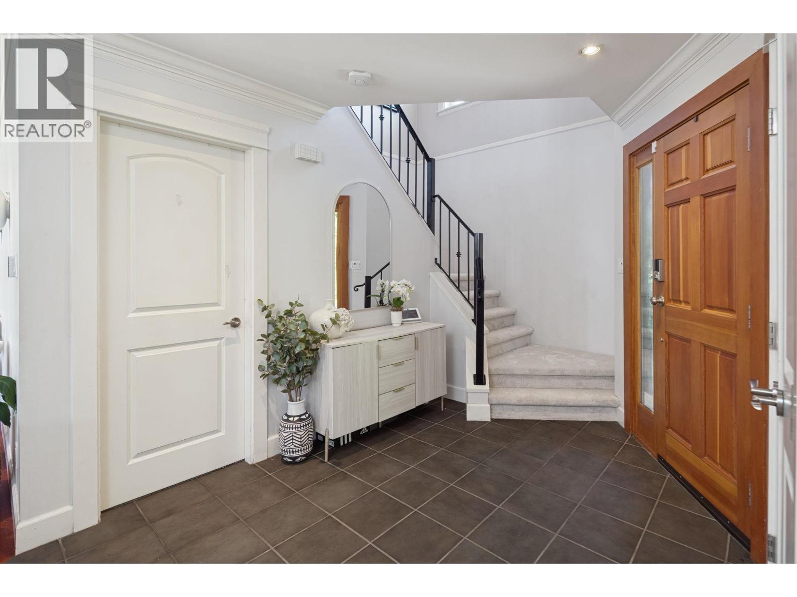 1225 Adderley Street, North Vancouver, British Columbia  V7L 1T6 - Photo 3 - R3130431