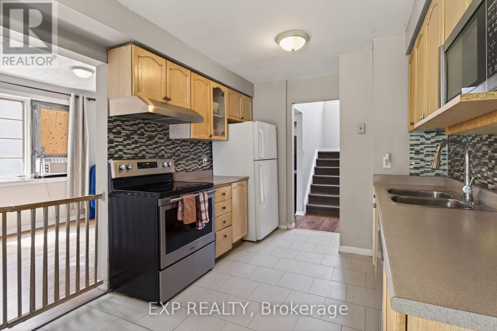 33 Carlton Road, Barrie, Ontario  L4M 5K8 - Photo 7 - S13232038