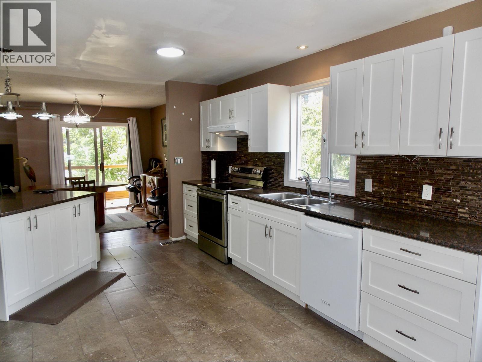 1636 Carolyn Road, Williams Lake, British Columbia  V2G 4M1 - Photo 3 - R3130154